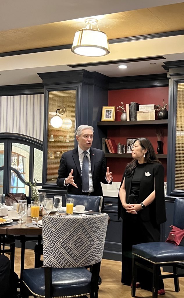 BPatacairk's tweet photo. Trilateral (NA) Semiconductor Forum in Washington DC. Minister Champagne and Ng lead the CND delegation in partnership talks with academia, industry and policy makers. Talent is key in this sector and University of Ottawa is a leader. https://t.co/3vvAisvatg