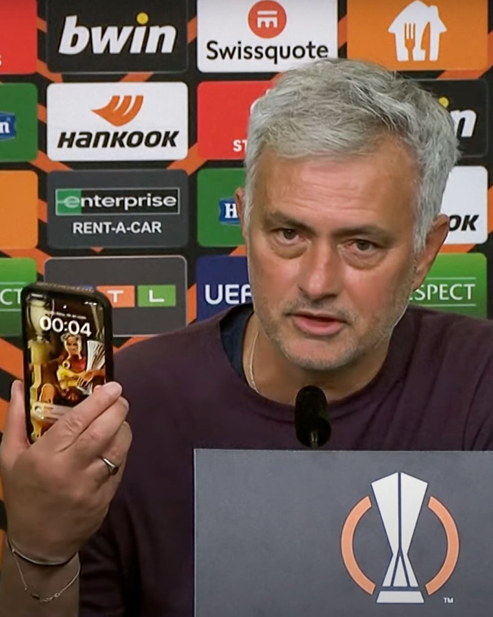 brfootball's tweet photo. José Mourinho's lock screen looks familiar 😉 https://t.co/Bivis3RDm4
