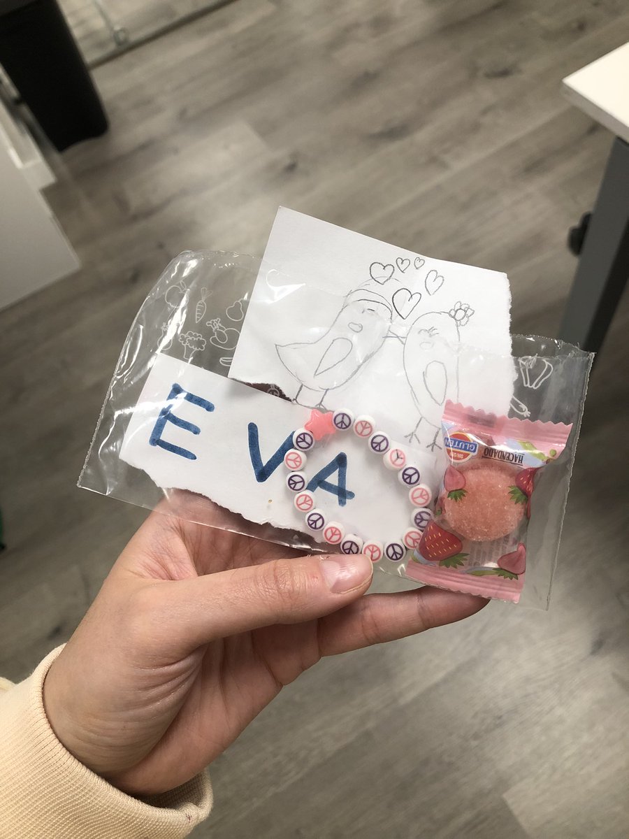 evacencillo's tweet photo. Ayer una niña hizo muchos dibujitos y me preguntó cuál me gustaba más y le dije que este. Hoy ha venido con el regalito y el dibujito. 🥹 Me parece un detalle súper bonito 🩵 Que se acuerden de nosotros fuera del trabajo es… 🫶🏼🥰 https://t.co/DICnf8oHNM