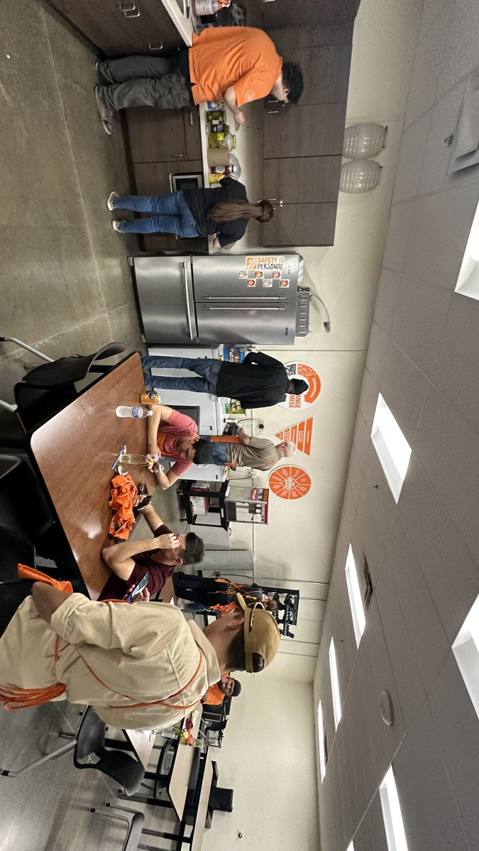 First round of Burgers for the Crew here @ 3515!! Thank you team for staying working and living safety and our values! 210 Days is incredible and I cant wait until the BIG 365!! Lets keep up the amazing work!!! 
#stayingsafe @Fuerstenberg15 <a href="/krys_ann88/">Krystal Mora</a> <a href="/Annis_perez10/">Ana L Perez</a>