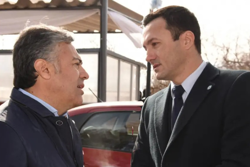 biencuyano's tweet photo. Luis Petri #PonePlay y desea que Alfredo Cornejo no se achique con #ElDebate propuesto y lo espera con unos ricos dulces con las caras de los candidatos de Cambia Mendoza que le ganarían las internas departamentales #ACeptara ahora? O se #hACe el sota... https://t.co/2N6zDnyGTi https://t.co/B8wA4ovG9l