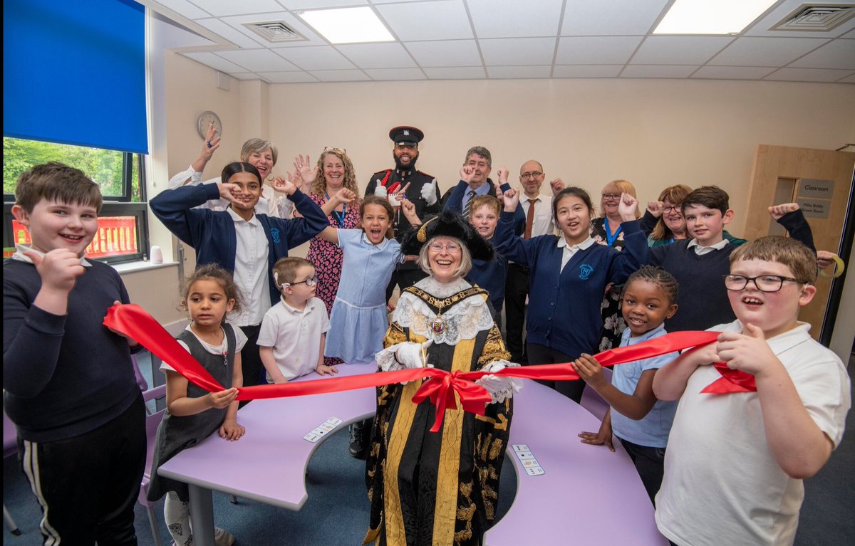 How fitting that almost my last engagement as Lord Mayor of Nottingham was to open two new classrooms for Deaf children @MellersPrimary. An inspiring and joyful event! @nottsDeaf @MyNottingham @LilianGreenwood @MrJDexter