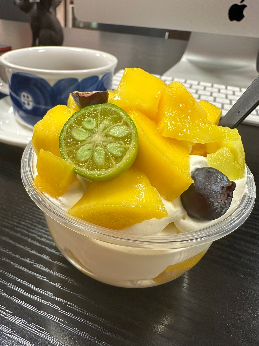 Fruitcake cups and a cup of plain coffee, superb!🍨