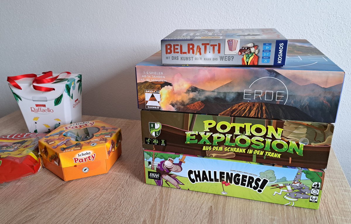 Sibi30015224's tweet photo. #Spieleabend geht gleich los. Die heutige Auswahl liegt bereit. Mal schauen was wir alles schaffen und wie die Spiele so ankommen. Freu mich drauf! Let's get ready! #Gamenight #Erde #Earth #PotionExplosion #Belratti #Challengers https://t.co/v01GlW7JSH