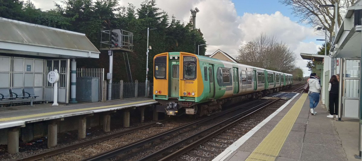 NotYOLOSmh's tweet image. Goodbye 313s, you will be missed

(I think I've posted this before, can't remember)

#Class313 #FarewellClass313 @NSE_RailSociety @SouthernRailUK