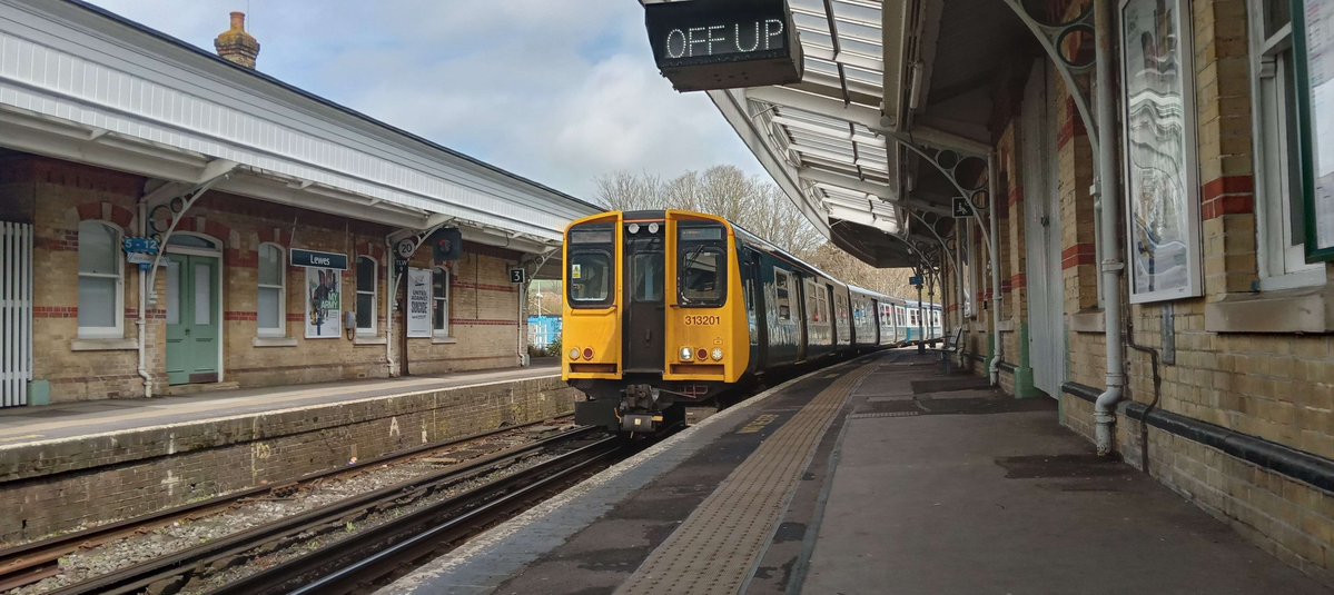 NotYOLOSmh's tweet image. Goodbye 313s, you will be missed

(I think I've posted this before, can't remember)

#Class313 #FarewellClass313 @NSE_RailSociety @SouthernRailUK