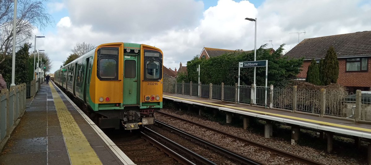 NotYOLOSmh's tweet image. Goodbye 313s, you will be missed

(I think I've posted this before, can't remember)

#Class313 #FarewellClass313 @NSE_RailSociety @SouthernRailUK