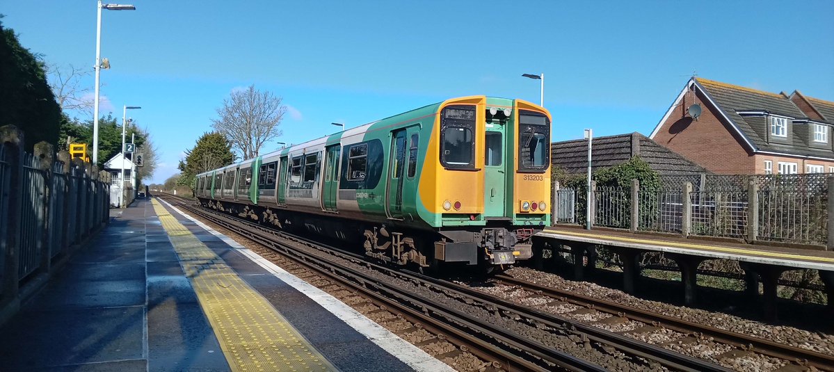 NotYOLOSmh's tweet image. Goodbye 313s, you will be missed

(I think I've posted this before, can't remember)

#Class313 #FarewellClass313 @NSE_RailSociety @SouthernRailUK