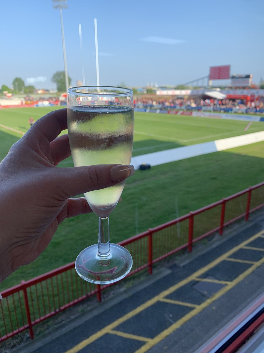 Prosecco, rugby and sunshine ☀️ #HappyFriday #HullKR