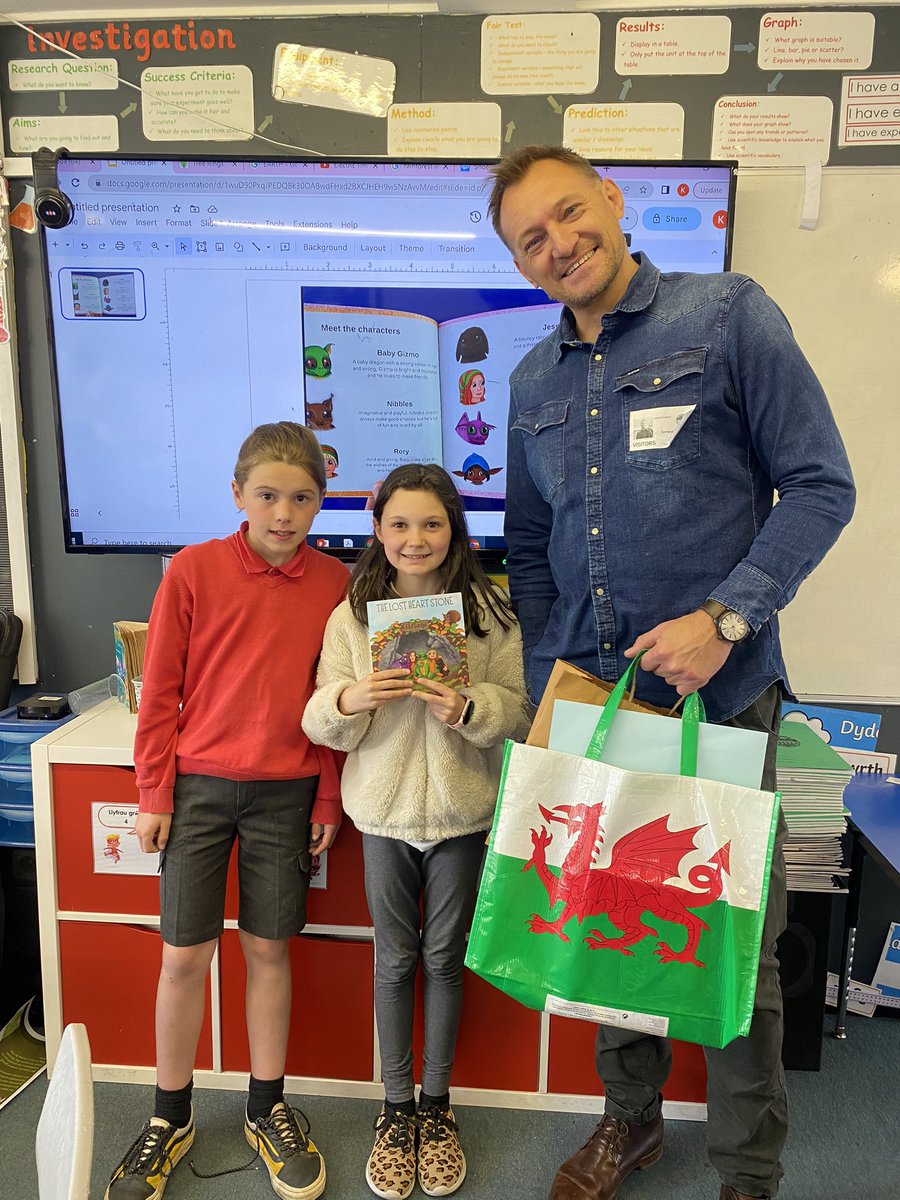 Year 6 Hengoed Primary (@class7_hengoed) on Twitter photo Year 6 presented Author, Simeon Crowther <a href="/CrowtherSim/">Sim Crowther 🏂🇺🇦🇫🇷🇨🇭🇦🇹🇮🇹</a> with some Welsh themed gifts for his time spent across the school today. He attended lessons, reading his book to pupils and taking part in activities they had planned. Diolch yn fawr Sim!📖 <a href="/catmacaerphilly/">📚Catherine McMahon📚</a> #literacy Year 6 presented Author, Simeon Crowther <a href="/CrowtherSim/">Sim Crowther 🏂🇺🇦🇫🇷🇨🇭🇦🇹🇮🇹</a> with some Welsh themed gifts for his time spent across the school today. He attended lessons, reading his book to pupils and taking part in activities they had planned. Diolch yn fawr Sim!📖 <a href="/catmacaerphilly/">📚Catherine McMahon📚</a> #literacy