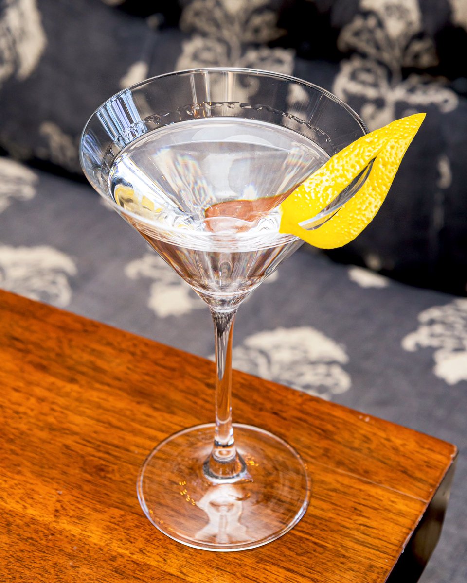 Welcome the weekend with a cocktail at BlueBlood Steakhouse 

bluebloodsteakhouse.com
.
.
.
#blueblood #steakhouse #weekend #tgif #casaloma #castle #toronto #torontorestaurant #finedining #may #spring #terrace