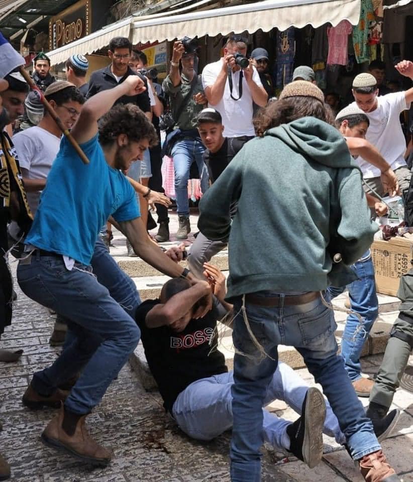 Pas d'apartheid ?

Cette photographie a été prise hier au cœur de la vielle ville de Jérusalem. Des jeunes palestiniens ont croisé la route de la marche des colons et ont tenu tête face aux provocations et aux chants de "Morts aux arabes". 1/3