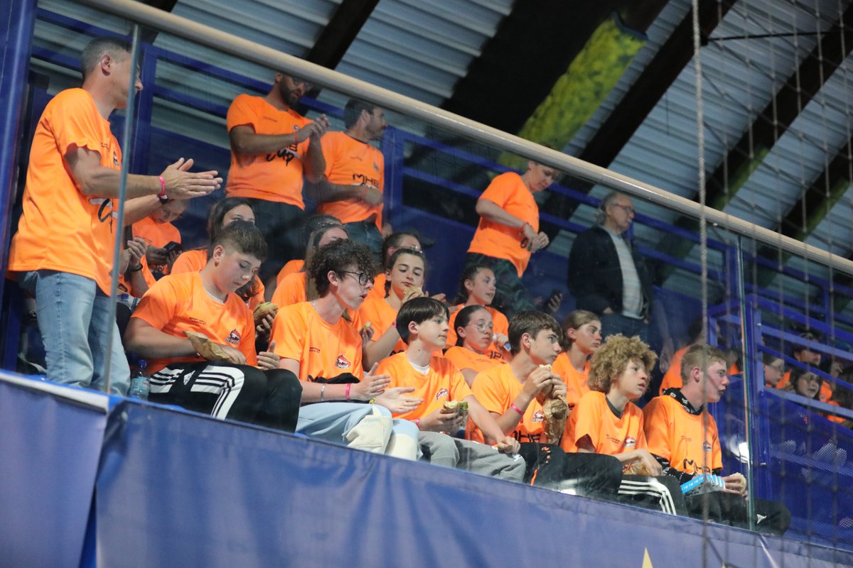 mhbofficiel's tweet photo. #MHBIHB 📸 Merci aux 800 jeunes participants de la #MHBCup venus soutenir nos pros ce soir avant leur grand tournoi de demain 😍🔥🔵⚪ https://t.co/S1IWfQ5uF7