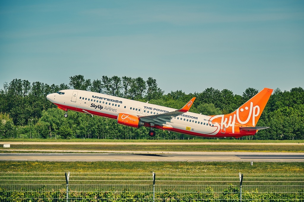 jets_private's tweet photo. A Colorful Day at Hamburg Airport #avgeek #aviation #flying https://t.co/zZB8see5XH