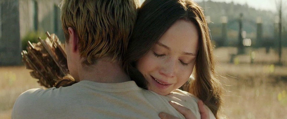 thngergames's tweet photo. o jeito que a katniss abraça o peeta https://t.co/aw43TTWMOt