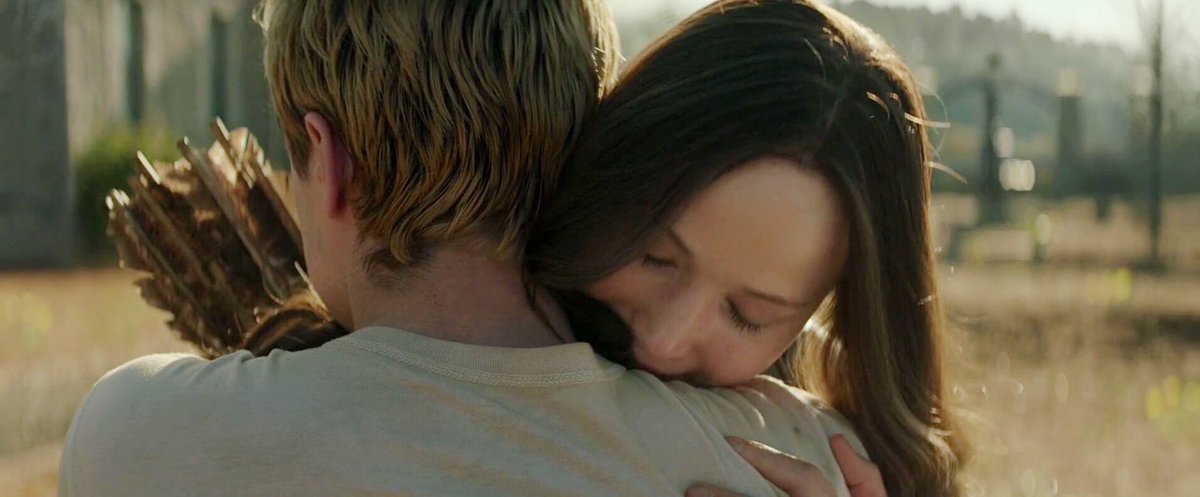 thngergames's tweet photo. o jeito que a katniss abraça o peeta https://t.co/aw43TTWMOt
