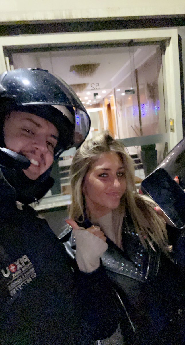 PixouPhone's tweet photo. Nos clients et créateurs de contenus qui ont la flemme de se déplacer !
Les voila 😂

Yona, Sabri, Sihem 👍
Heureusement que nous sommes la pour intervenir en moins d'une heure et réparer leur smartphone à domicile !

Rapidité &amp; Efficacité = PIXOU PHONE 😌

#reparation #iphone https://t.co/BoVdTLAj2s