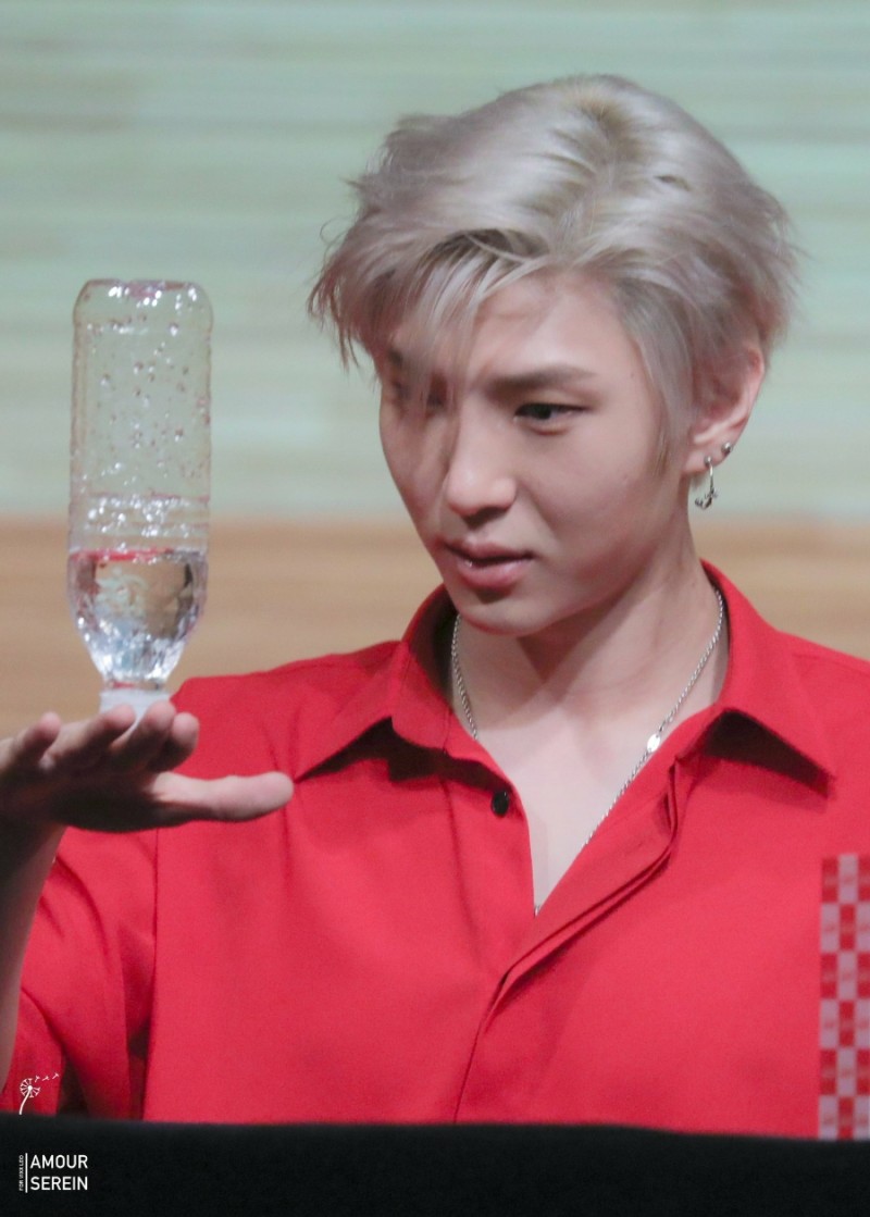 나는 지금 몹시 심심하다.
가진 것은 물병뿐...........오~물병!ㅋㅋ #빅스 #VIXX_LEO #정택운 #테베랜드