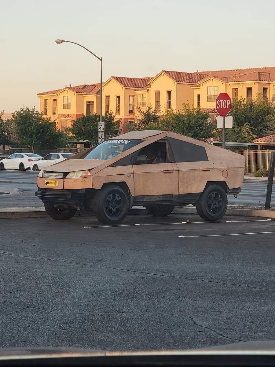 FonsDK's tweet image. Just saw the Tesla Cybertruck in the wild🤩