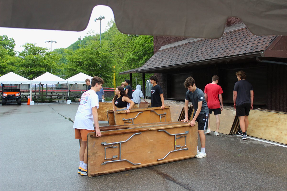 We'd like to give a big shoutout and thank you to USC's Department of Public Works and USC High School's Student Council for helping set up for CommUnity Day today. This event doesn't happy without you all! 

We will see everyone tomorrow 🐾