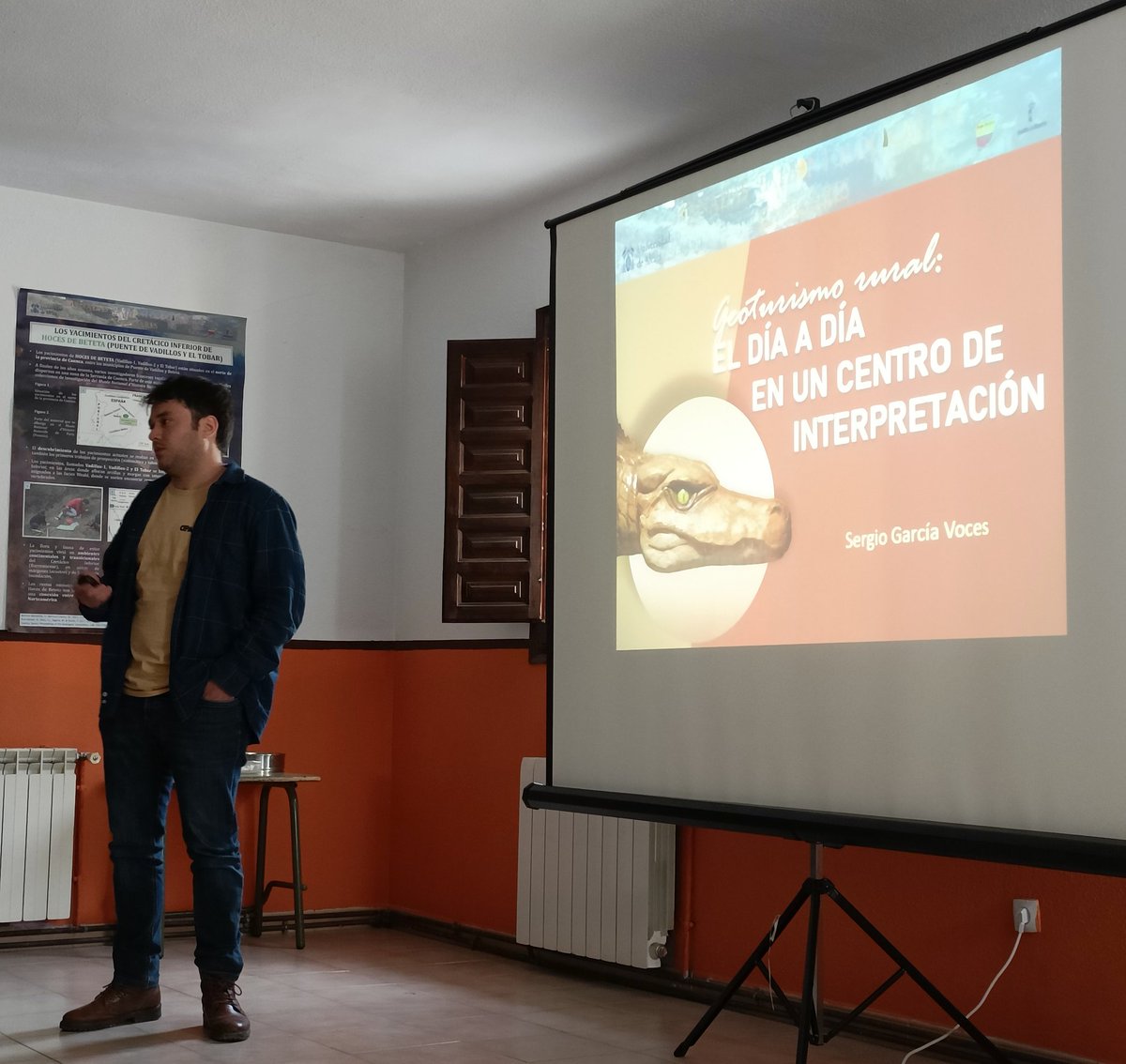 PaleoIberica's tweet photo. ¿Y quién mejor para contarnos sobre el día a día de un Centro de Interpretación que Sergio García? Podéis visitarle en el #CIPAT #Tamajón todos los fines de semana 🐊 https://t.co/NvIq7KjLxL