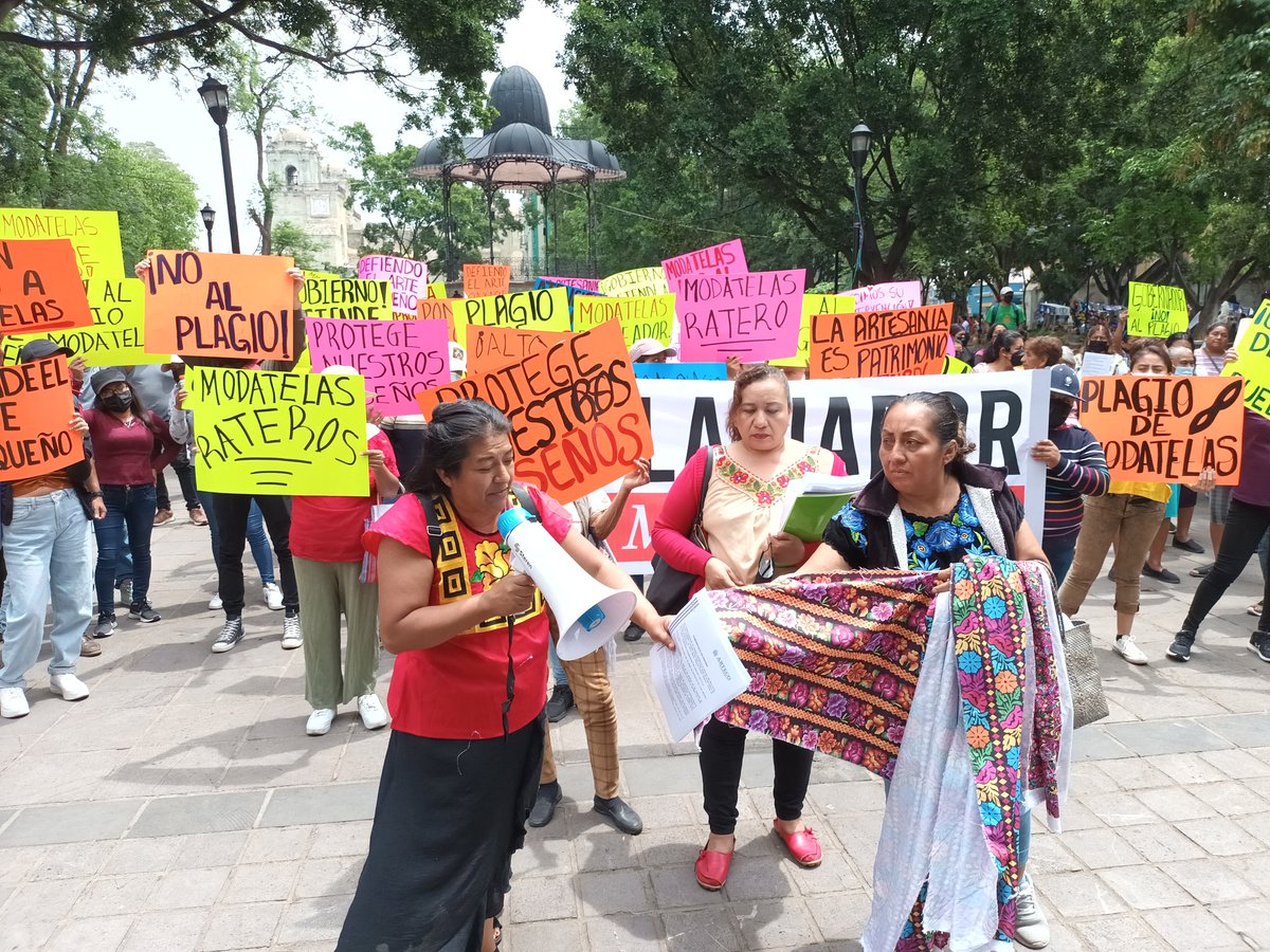 arquicheco's tweet photo. #Oaxaca tejedoras, artesanas y bordadoras, acusan a la empresa #Modatelas, de plagiar diseños originarios, y ancestrales. Situación por la que piden la intervención de las autoridades para acabar con el plagio cultural. @GobOax @GobiernoMX @IMPI_Mexico https://t.co/rz2dLtOd33