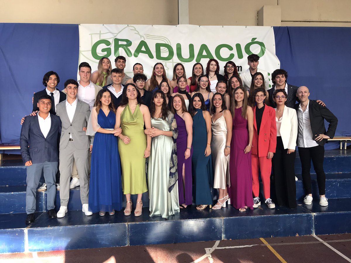 CIDEcooperativa's tweet photo. Enhorabona!!! Ja vos heu graduat! Fins sempre i ja sabeu que el CIDE tendrà sempre les portes obertes per vosaltres. #somcide @CooperativaCIDE https://t.co/okXYRjBHzN