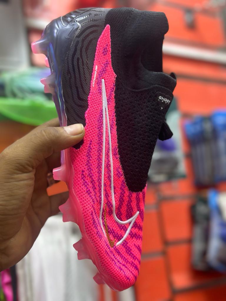 Mzigo huu ni mpya
Bei ni 160,000|=
Size  40,41,42,43,44 na 45

Karibu <a href="/MooKabweSports/">MooKabwe Sports Store</a>

Tupo Kigogo Round About  Jiran na kituo cha mafuta lake oil

Tunatuma Tanzania nzima.

Tucheki WhatsApp|☎ 0747240170
Au Tupigie 📞0747240170

Follow <a href="/MooKabweSports/">MooKabwe Sports Store</a>