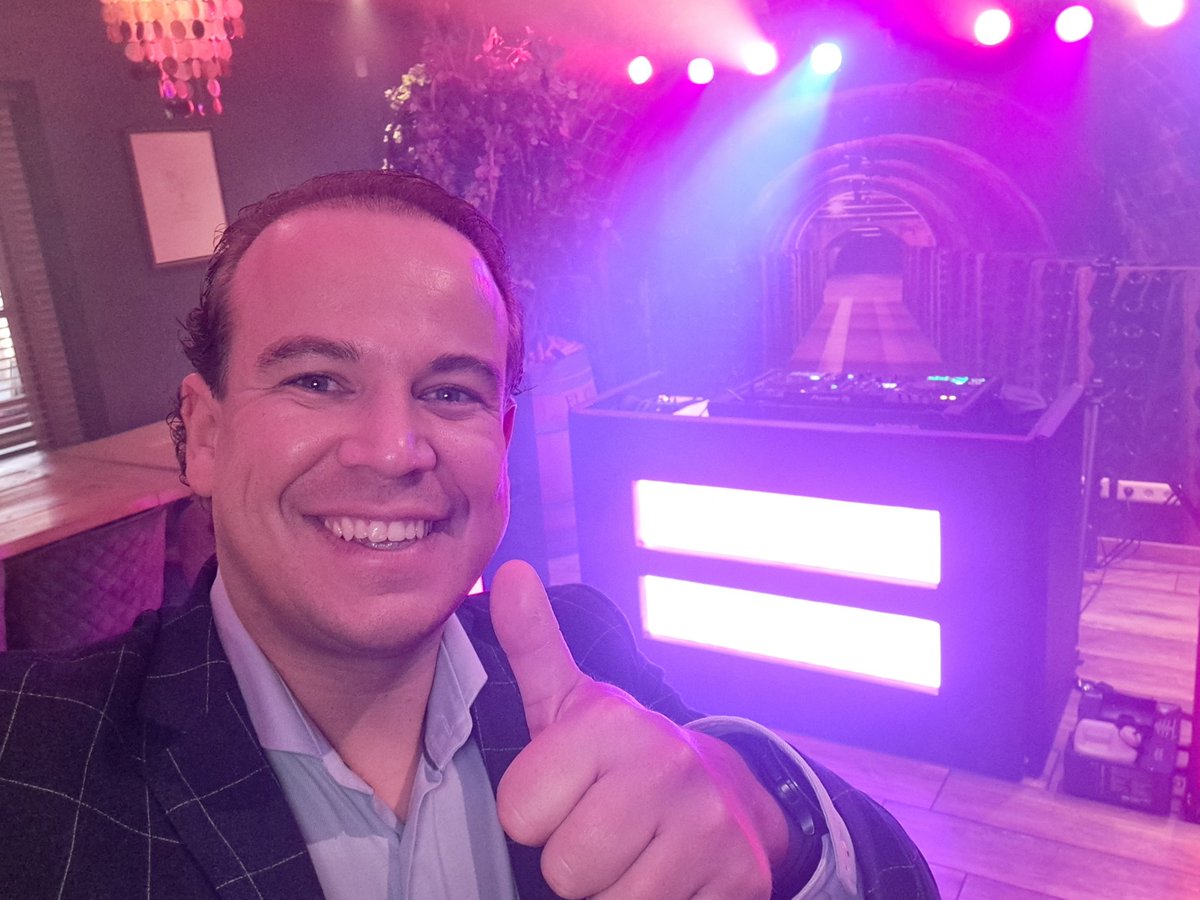 DJ_Melvin_'s tweet photo. Waar we de draaiweek begonnen sluiten we hem ook af! Een Bruiloftfeest van S&amp;M bij @RestaurantDeMof en zowel de show als ik staan er helemaal voor!😎🥳🍻🎧 #Wedding #Bruiloft #Demof #Leusden #Party #Feest #Driveinshow #DJ https://t.co/0Zp35iD6Bw