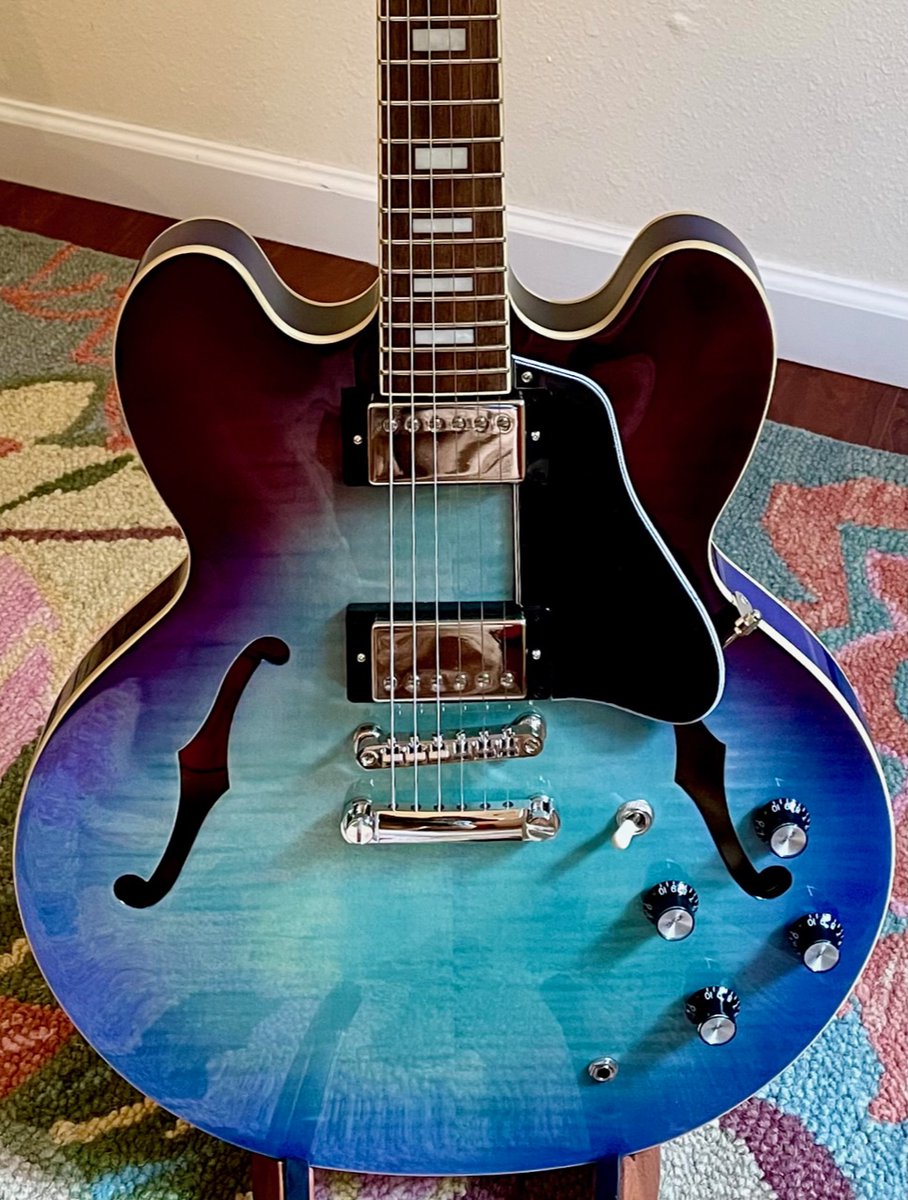 DennisBestafka's tweet photo. A little #guitar project I've been tinkering on, now and before. #Epiphone #Blueberry with gold @Bigsby B7,  @townerusa tension bar, @GraphTechGuitar bridge, knobs from #Qparts, gold #Sperzel tuners, and swapped out all other hardware with gold to match. https://t.co/9nQbhWwnx6