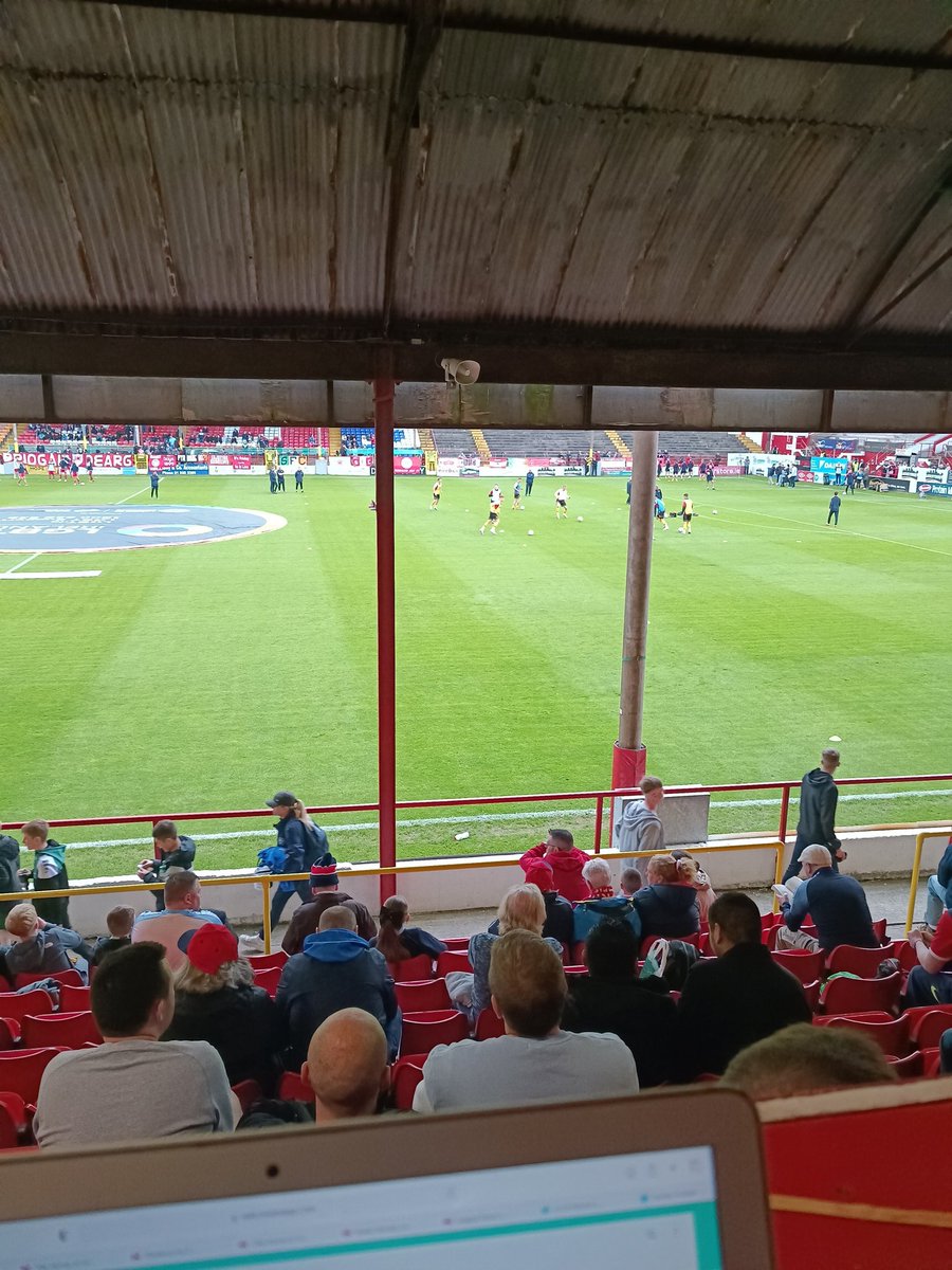 Another Dublin Derby this evening as Shels takes on St. Pats in Tolka Park. TV cameras are here, big crowds expected, should be a cracker. Live updates on @ExtratimeNews throughout. Kick off in 30.