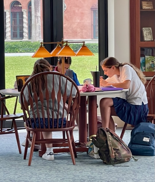 Upper School students are in finals & space is at a premium in Founders library 📚✏️ #goodluck 🙌#SacredHeartReads
@CarrolltonSH @RSCJUSC