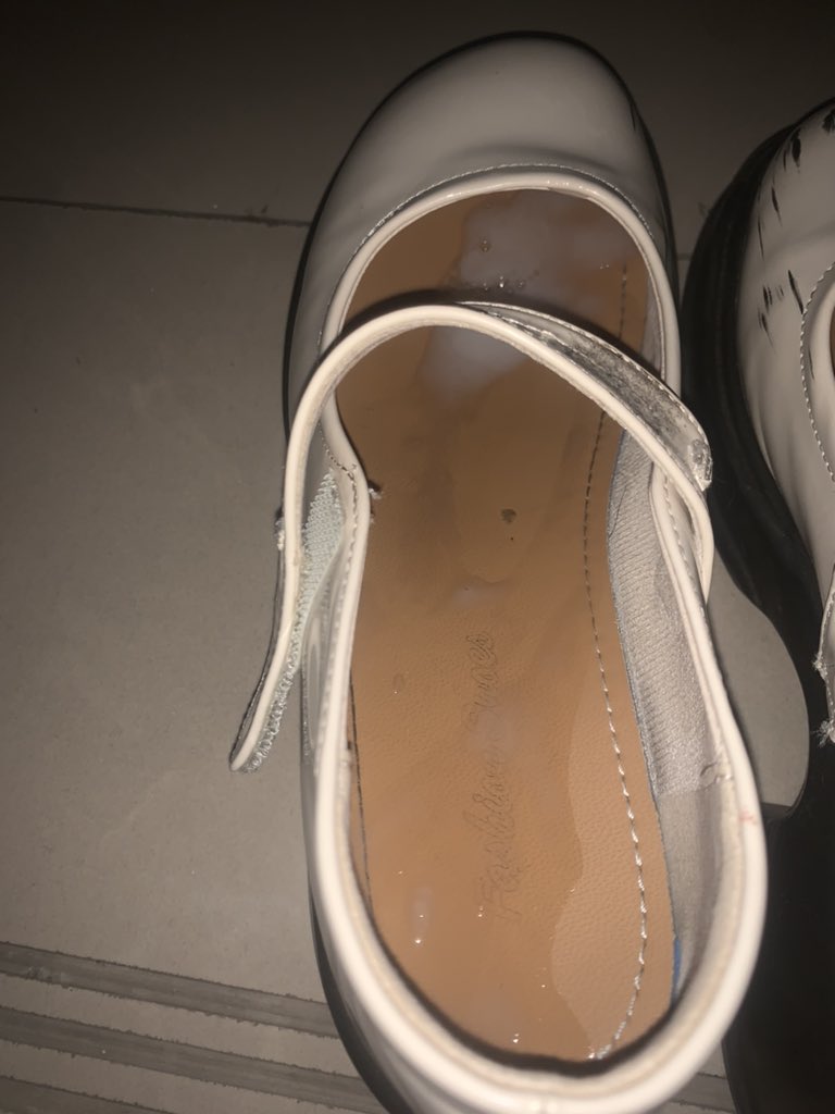 再一次旧地重游，多了一黑一白两双小皮鞋，有点小瑕疵，但是不妨碍里面很干净，精液铺满整个鞋底，不知道明早小姐姐看到后会有什么想法 #射屏 #反差婊 #文爱 #打胶 #颜射 #露出 #内射 #性瘾 #口交 #扫楼 #磕炮 #约炮 #骚货 #自慰 #萝莉 #舞蹈生 #黑丝 #白丝 #聊骚 #一字马  #ぶっかけ #얼싸 #00后