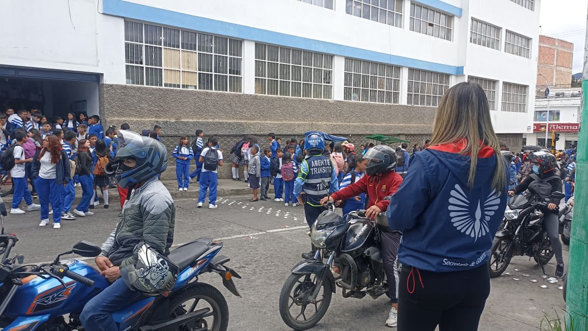 AndresPB1981's tweet photo. #AEstaHora estamos en la IE San Juan Bosco de #LaGranCapital, de la mano de @PoliciaPasto, @PastoTransito, @DAEP_Pasto, @JulioRa80285386 #CulturaPasto y @GobiernoPasto realizando nuestro plan #CuadranteSatelite, para proteger la comunidad educativa de este sector.
Además, contamos con la participación de #SuperCebra, concientizando a la ciudadania, en temáticas de inteligencia vial.
#CadaVezSomosMás
#PAZTOSeguro20
@GERMANCHAMORRO1
@alcaldiapasto