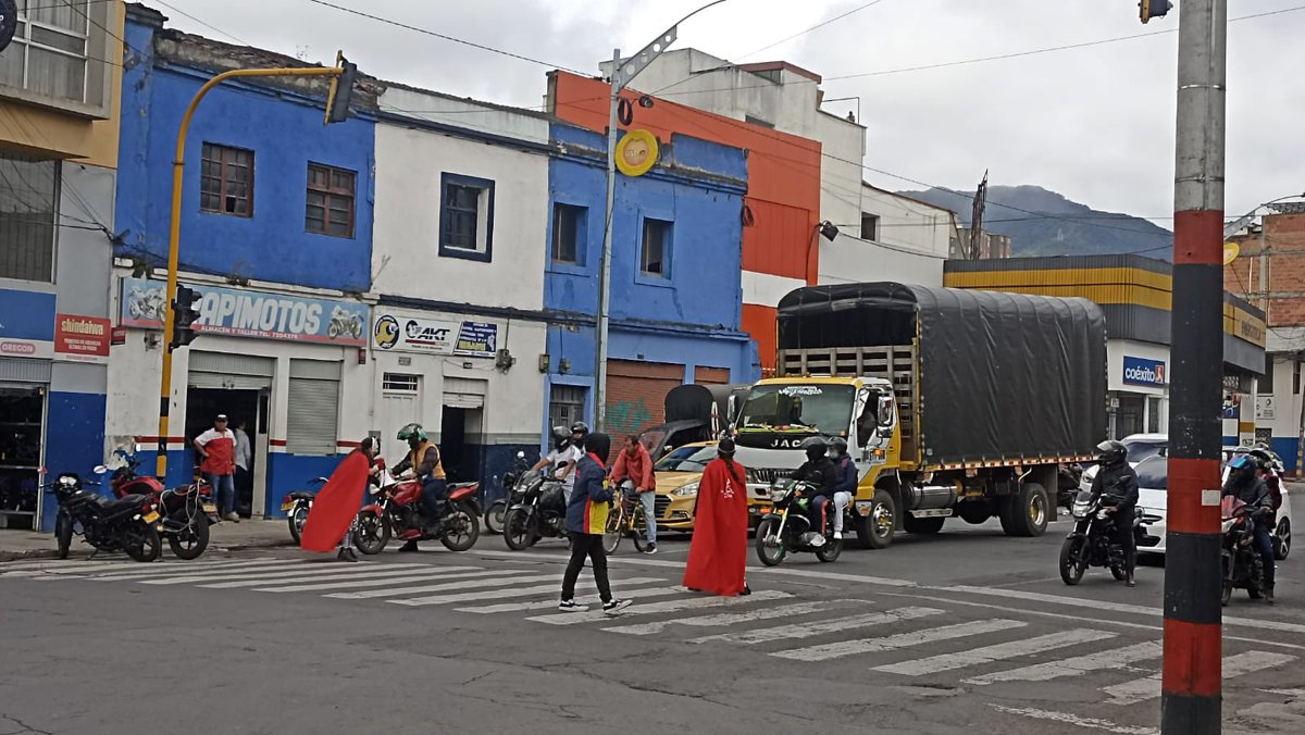 AndresPB1981's tweet photo. #AEstaHora estamos en la IE San Juan Bosco de #LaGranCapital, de la mano de @PoliciaPasto, @PastoTransito, @DAEP_Pasto, @JulioRa80285386 #CulturaPasto y @GobiernoPasto realizando nuestro plan #CuadranteSatelite, para proteger la comunidad educativa de este sector.
Además, contamos con la participación de #SuperCebra, concientizando a la ciudadania, en temáticas de inteligencia vial.
#CadaVezSomosMás
#PAZTOSeguro20
@GERMANCHAMORRO1
@alcaldiapasto