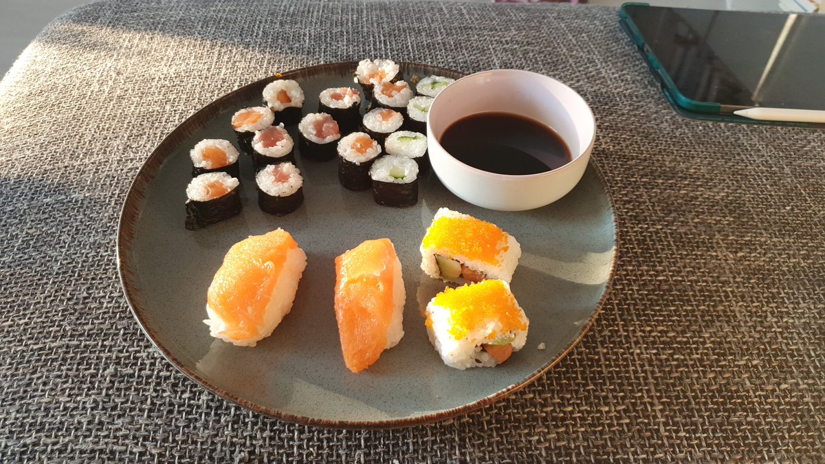 RijaBetsy's tweet photo. Sushi und dabei #LetsDance der Abend kann kommen 😍 https://t.co/Pqveq3I8t4