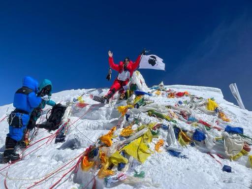 Félicitations à Robert Moracchini, premier Corse à avoir réussi l’exploit de gravir le Mont Everest 👏

Una prova maestra chì ci rende assai fieri !