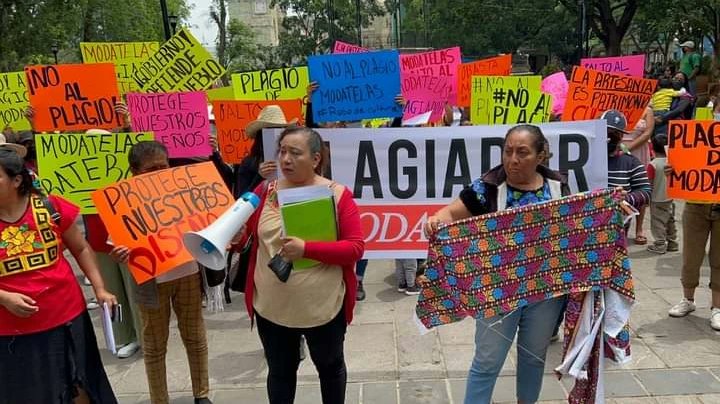 CentralQNoticia's tweet photo. Mujeres #artesanas denuncian que #Modatelas vende lienzos con bordados #plagiados.
Maestras artesanas del interior del estado denuncian que la empresa “Modatelas” venden telas provenientes de #China que plagian bordados originarios del #Istmo de #Tehuantepec, por lo que piden apoyo a la Secretaria de Cultura para que pueda intervenir, ya que este grupo de mujeres se han visto afectadas por la baja en sus ventas, pues argumentan, el precio del metro de esta tela con la impresión de estos textiles cuesta $60.00.
Este tipo de tela ha afectado la venta de los productos originarios, pues la diferencia en precios es grande, ya que las y los maestros artesanos no pueden competir con los precios de productos elaborados con este material.
#CentralQNoticias #Oaxaca #Noticias
https://t.co/qOYHNU6q0A