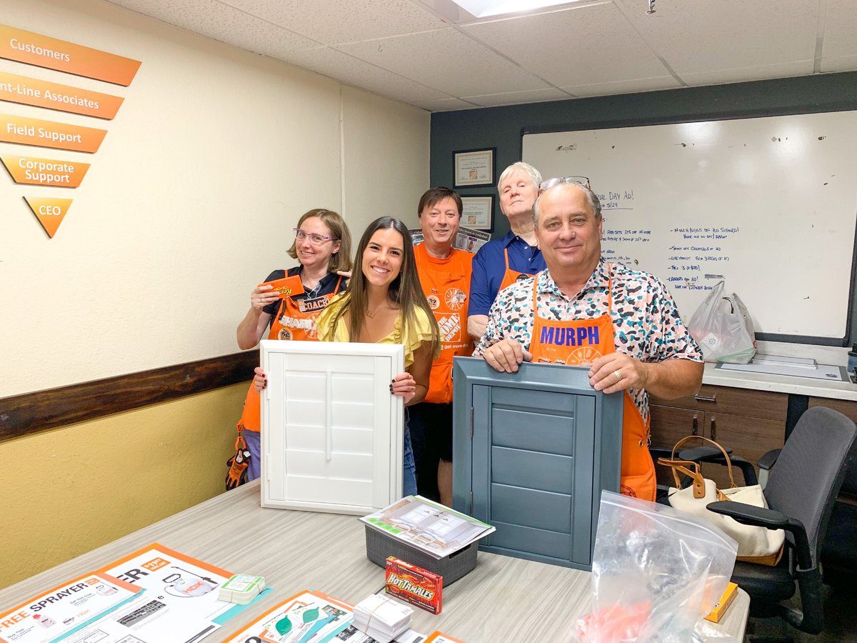 “I GET TO HOLD THE SHUTTER!” - Murph🤣 
Thanks to everyone at store #0457 for always making me laugh! @homedepot0457 
The AZ market has been doing great! Thank you to all Home Depot associates and staff for your hard work and commitment to Rockwood🌵🫶🏼