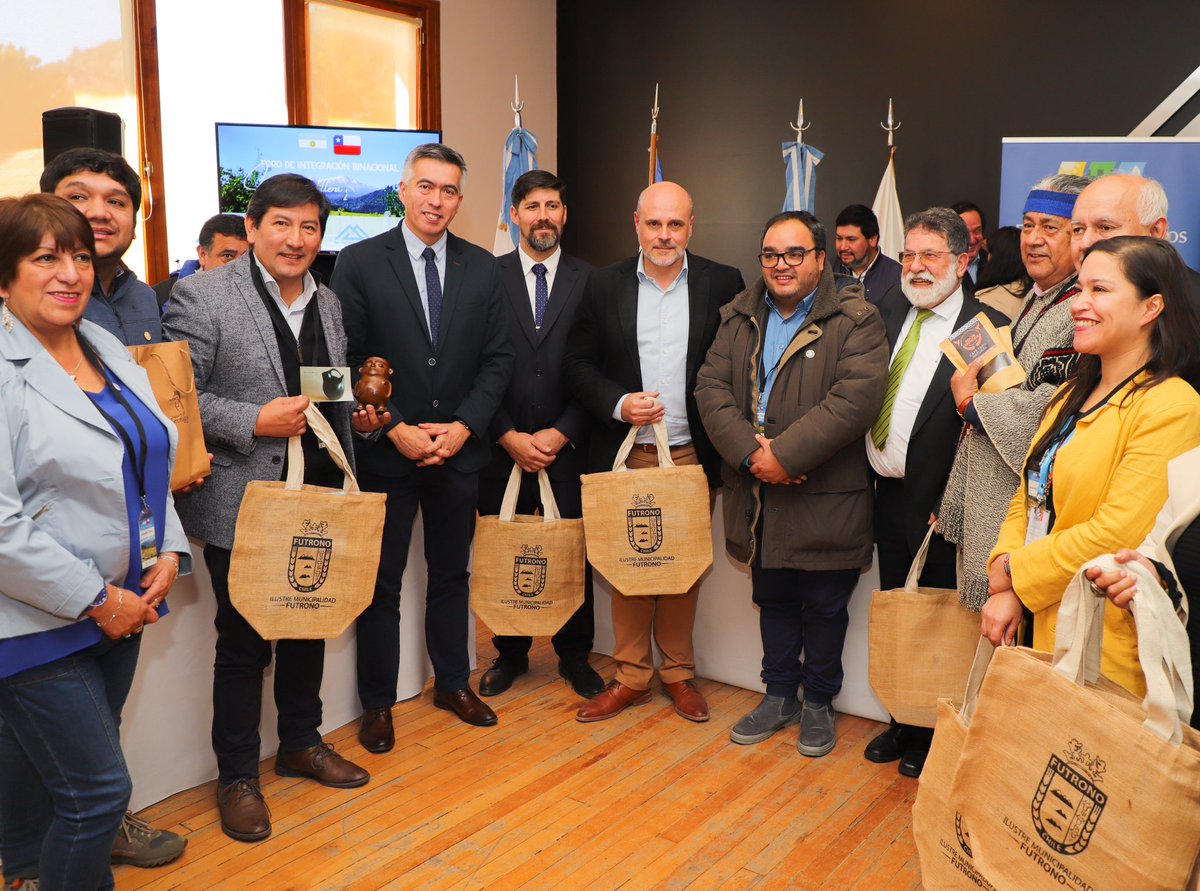 SandroBadilla's tweet photo. En #SMAndes, comenzó el Foro de Integración Binacional Turística,#UnaCordilleraNosUne. Un ecuentro para fomentar el turismo sostenible con #Chile. Referentes del sector público y privado, trabajarán sobre las problemáticas a superar y las oportunidades para el desarrollo. https://t.co/6DNHXfpOLl