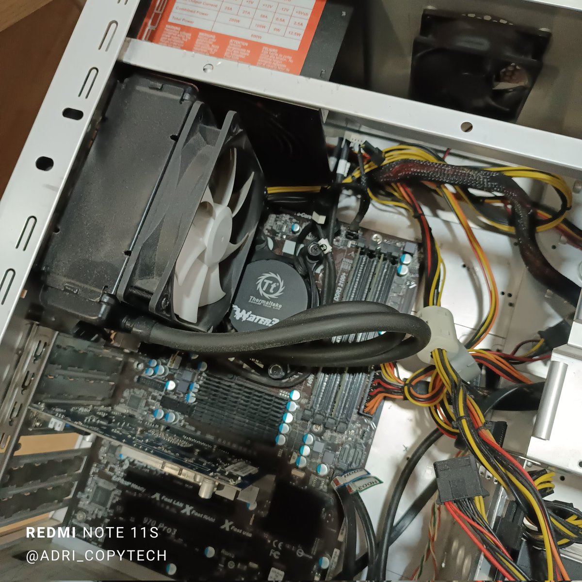 adri_scaletech's tweet photo. Cambio de disipación de #CPU un #FX8320 de #AMD que ya le hacía falta.
La #RL de #Thermaltake #Water3 a estado trabajando 24/7 desde 2018 😳, y no es broma, increíble que haya aguantando tanto y al final lo que a fallado han sido los ventiladores, es toda una proeza. https://t.co/U2YJiPKPXv
