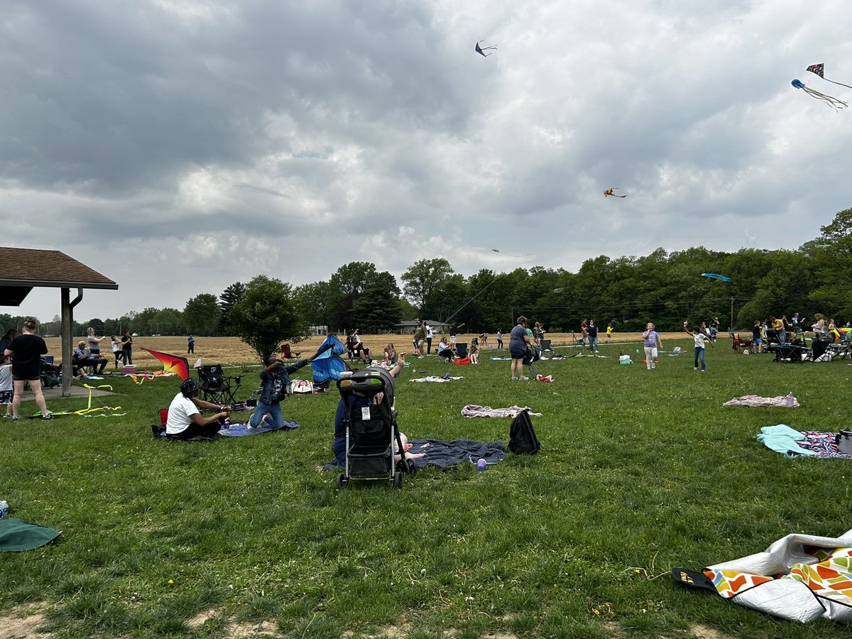 Third grade celebrating what a great year we have had with our families!   We had a perfect day for kite flying.