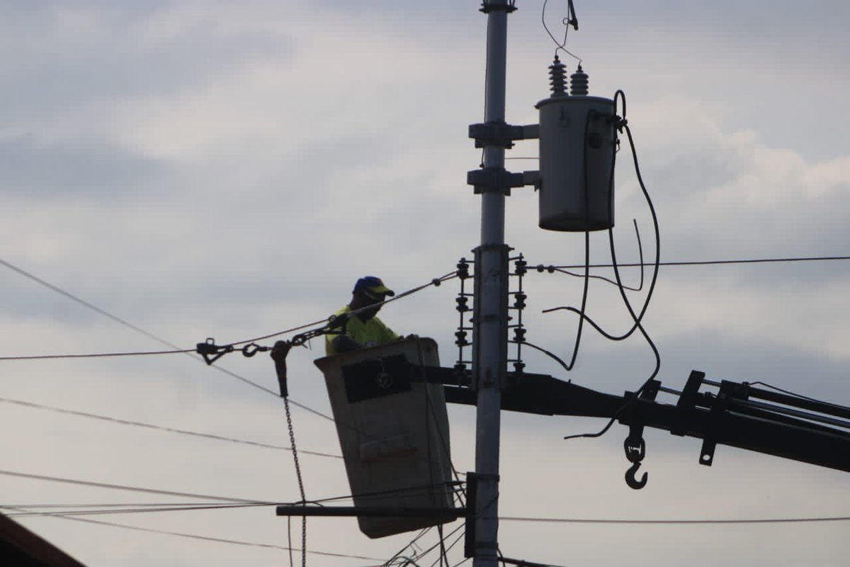 #19May A través del 1x10 del Buen Gobierno damos respuesta a nuestra gente de El Nazareno con la rehabilitación del sistema de alumbrado en la comunidad con la colocación de 2 KM de arvidal, postes y componentes eléctricos <a href="/NicolasMaduro/">Nicolás Maduro</a> <a href="/Soykarinacarpio/">Karina Carpio</a> #1x10ContactoConElPueblo