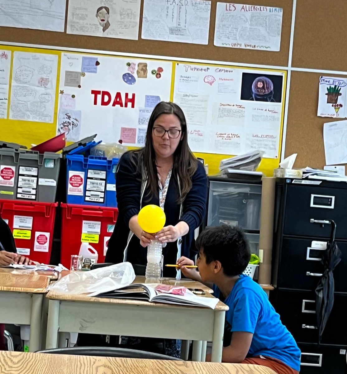 Mlle Bryan making science fun with the grade 5!
@Mlle_Roberts