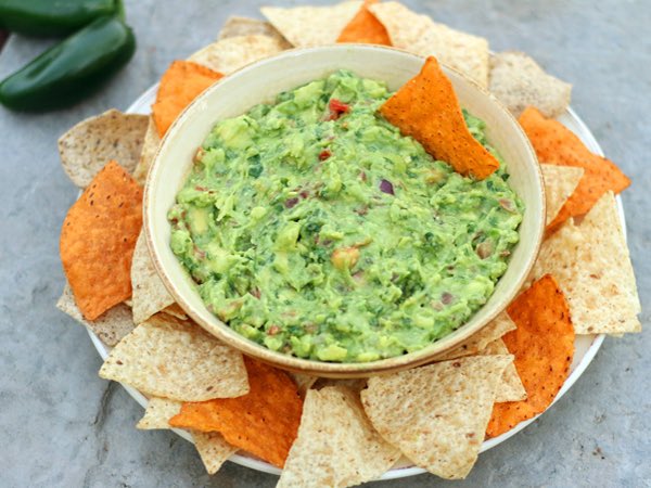 ToddWilbur's tweet photo. On the Border Guacamole Live! Perfect tableside guacamole you can easily duplicate for your amigos. This is the basic formula, but feel free to adjust it to suit the tastes of your crew. Recipe 👇
https://t.co/Q1pZwbXku3
#guacamolerecipe #tableside https://t.co/eUdULCTmr3