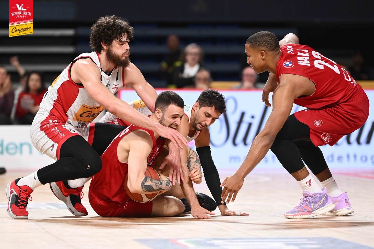 VLPesaro's tweet photo. #GrazieRagazzi #PesaroMilano #ioVL #YesPlayOff #PhCiamilloCastoria ππ₯πππͺβͺοΈπ΄ https://t.co/qlaxbABdh1