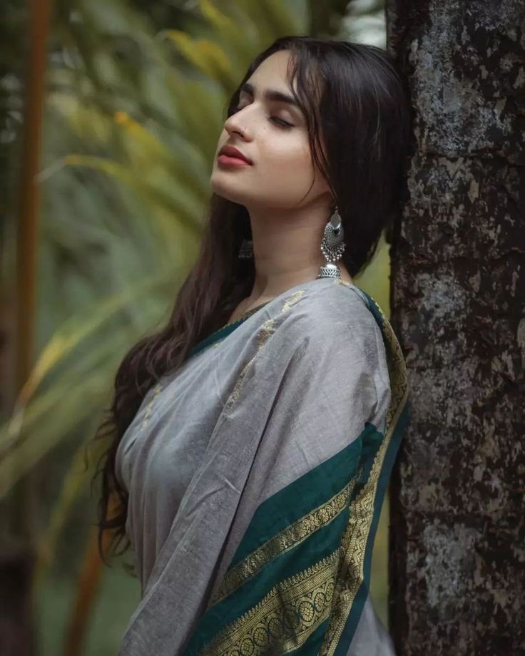 tapasya_singh_'s tweet photo. मेरी नज़र से न हो दूर एक पल के लिए , 
तेरा वजूद है लाज़िम मेरी ग़ज़ल के लिए ...😌 https://t.co/oaaYxKUgLi