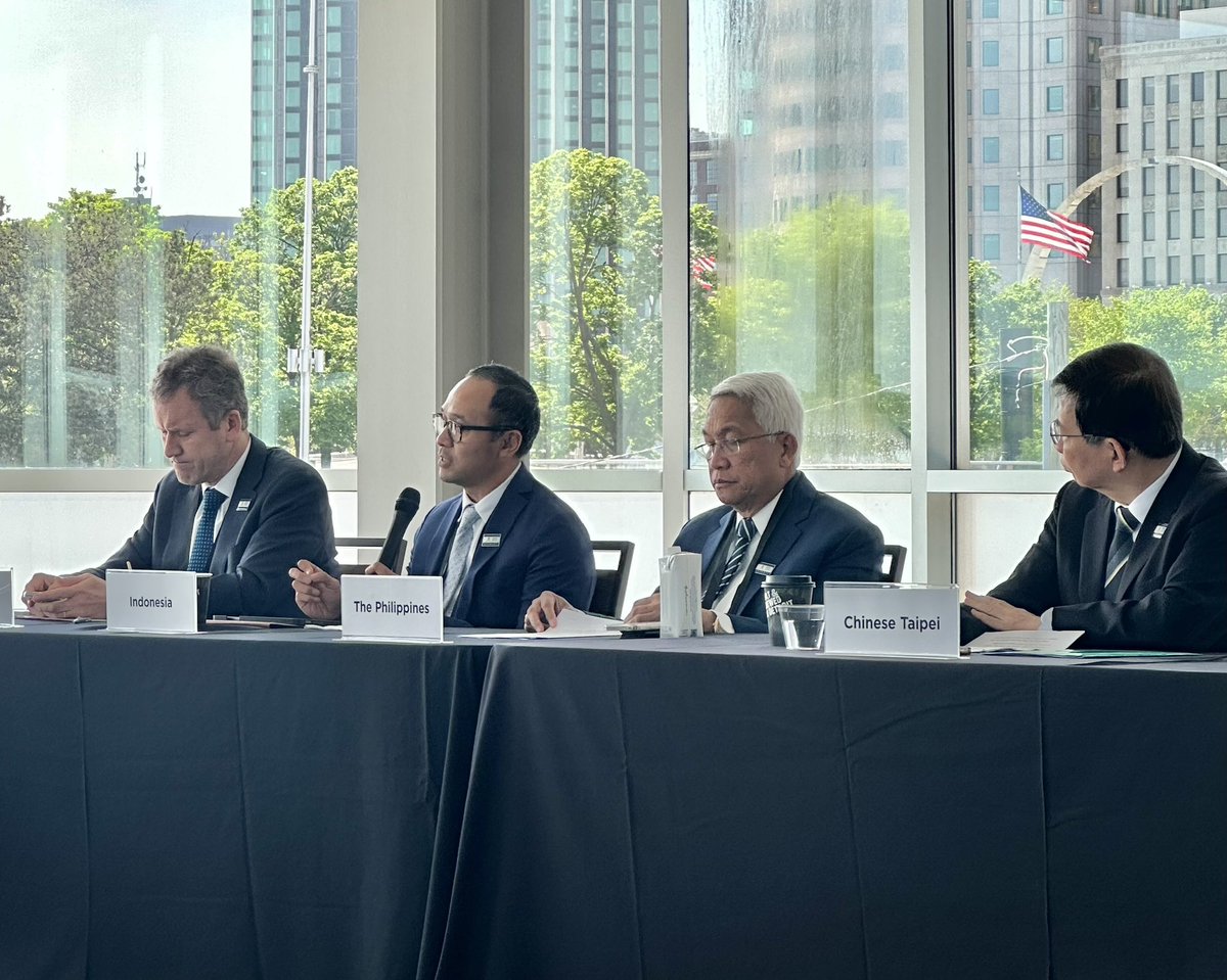 Chaired by the U.S. Secretary of Transportation Pete Buttigieg, we took the opportunity to highlight Indonesia’s contribution in rdcing greenhouse gas emmssn in the mrtm sector by rolling out the On Shore Power Supply (OPS) program in several ports. 

#inidiplomasi #apec2023