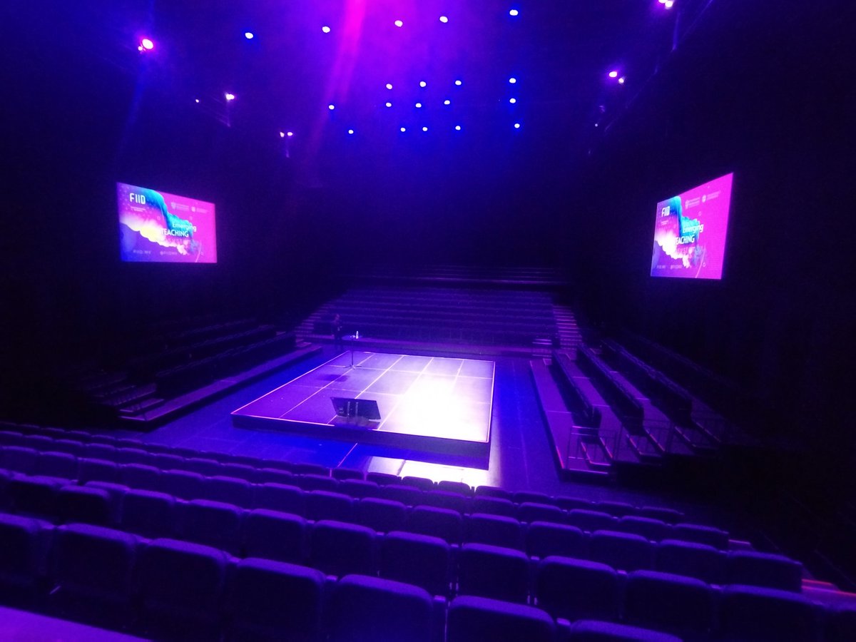 So wonderful to give a talk on Global Shakespeare in this truly beautiful stage! Muchísimas gracias a la <a href="/udg_oficial/">Universidad de Guadalajara</a> and #FIID26 for the invitation and for being absolutely delightful hosts!