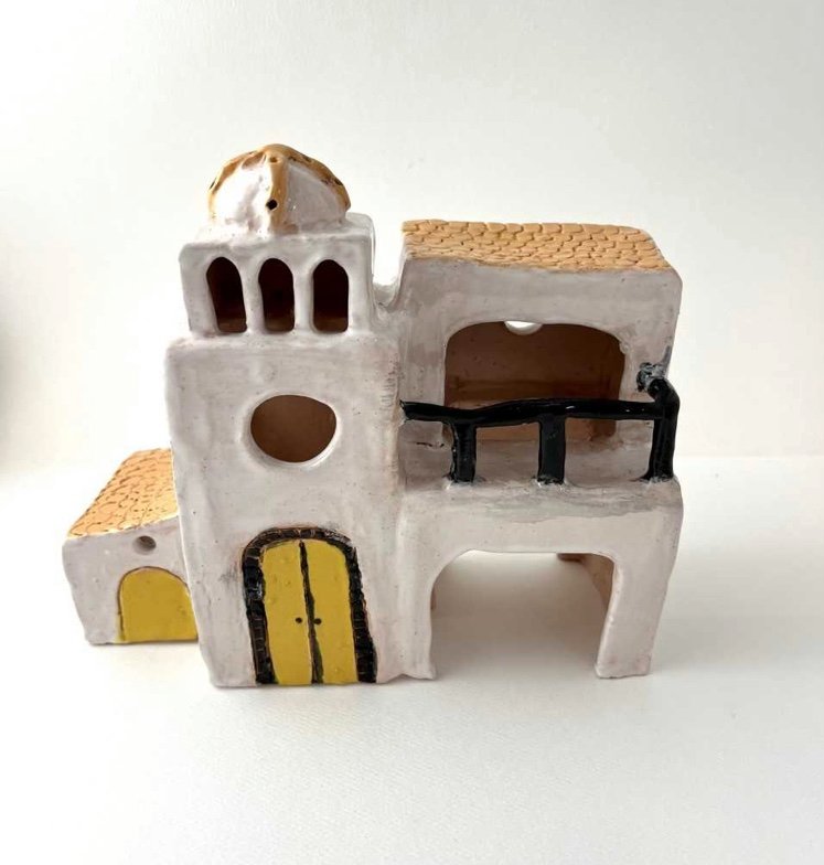 aa_mcgrath's tweet photo. The UHS Art Department is proud to feature this ceramic architecture design created by sophomore Jake K. in Mrs. Robinson's's Ceramics 1 class. https://t.co/mfBcyBNaeA